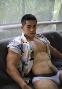 英俊强壮的中国小哥